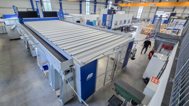 5-Achs-CNC-Gantry-Fräsmaschine G-S-F/M von HG GRIMME SysTech mit geschlossenem Faltschiebedach in der Montagehalle