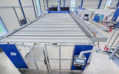 Gesamtansicht der 5-Achs Brückengantry-CNC-Fräsmaschine G-S-F/M mit Faltschiebedach und Bedienpult