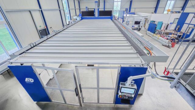 Gesamtansicht der 5-Achs Brückengantry-CNC-Fräsmaschine G-S-F/M mit Faltschiebedach und Bedienpult