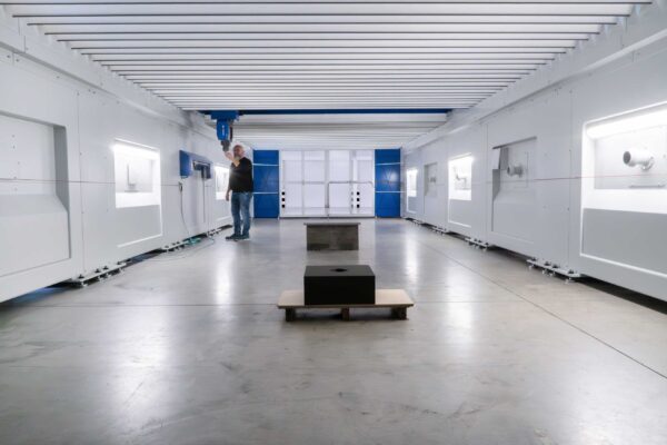 Begehbarer Bearbeitungsraum der 5-Achs-CNC-Gantry-Fräsmaschine G-S-F/M für Bauteile bis 11 Meter Länge