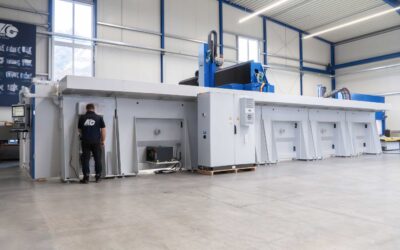 Außenansicht der XXL-CNC-Gantry-Anlage G-S-F/M von HG GRIMME SysTech mit Mitarbeiter als Größenvergleich