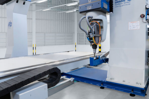 Nahaufnahme einer 5-Achs-Portalfräsmaschine mit Blick auf die Werkzeugvermessung und die CNC Frässpindel