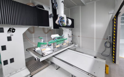 Innenraum einer 5-Achs-CNC-Portalfräsmaschine mit Frässpindel und Werkstückaufnahme