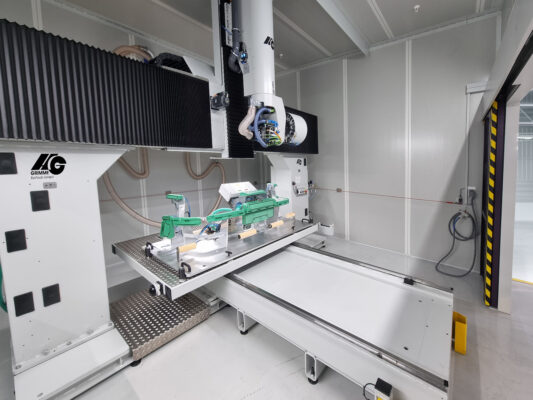 Innenraum einer 5-Achs-CNC-Portalfräsmaschine mit Frässpindel und Werkstückaufnahme