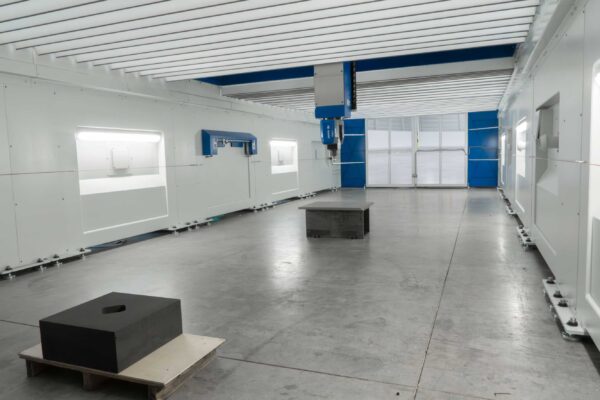 5-Achs-Fräskopf im großformatigen Bearbeitungsraum der 5-Achs CNC-Gantry-Fräsmaschine G-S-F/M von HG GRIMME SysTech