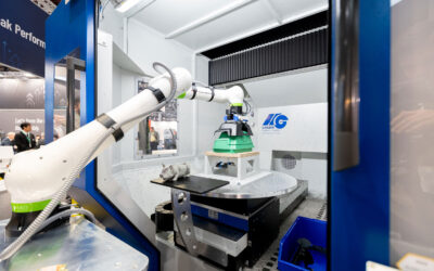 Automatisierte CNC Anlage von HG GRIMME SysTech GmbH mit integriertem Cobot zur Werkstückhandhabung. Der kollaborative Roboter übernimmt präzise Bearbeitungs- und Spannvorgänge – moderne Automatisierungslösung für effiziente CNC-Fertigung.