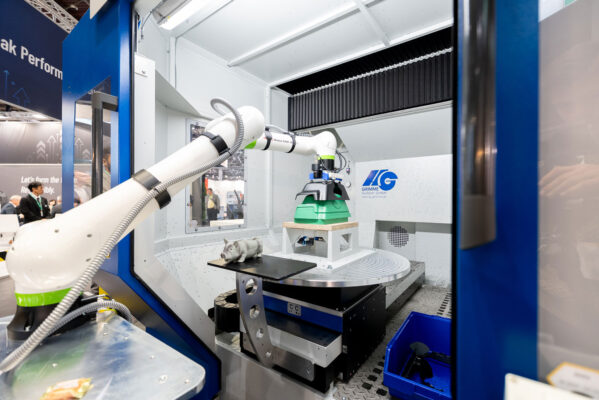 Automatisierte CNC Anlage von HG GRIMME SysTech GmbH mit integriertem Cobot zur Werkstückhandhabung. Der kollaborative Roboter übernimmt präzise Bearbeitungs- und Spannvorgänge – moderne Automatisierungslösung für effiziente CNC-Fertigung.