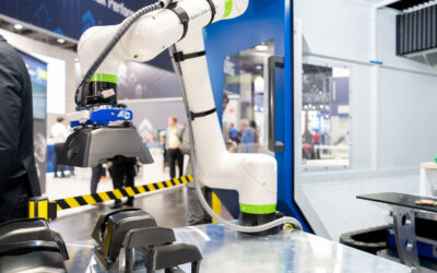 Kollaborativer Roboter (Cobot) an einer CNC Anlage von HG GRIMME SysTech GmbH beim automatisierten Be- und Entladen von Kunststoffkomponenten. Beispiel für innovative Robotik und Automatisierung in der CNC-Fertigung