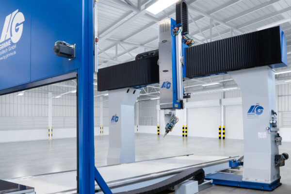 Portal einer CNC Portalfräsmaschine ohne Umhausung