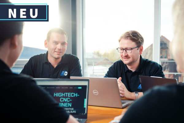 Mitarbeiter von HG GRIMME SysTech in einer Besprechung, ausgestattet mit Laptops