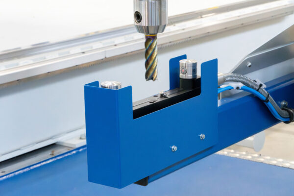 Werkzeugvermessung eines großen Fräswerkzeugs bei einer CNC-Portalmaschine von HG-GRIMME-SysTech