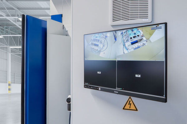 cnc-fräsmaschinen-HG-GRIMME-SysTech-mit-Monitor-zur-Überwachung-des-Fräsprozesses
