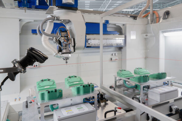 cnc-fräsmaschinen-mit-Trennwand-innen-mit-Blick-auf-Vorrichtungen,-Frässpindel-und-Barcodescanner