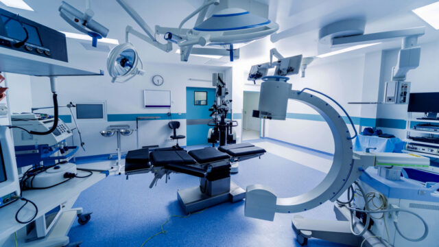 Moderner Operationssaal mit medizinischen Geräten, Medizintechnik und OP-Tisch – präzise gefertigte Komponenten und Gehäuse mit CNC-Technologie von HG GRIMME SysTech