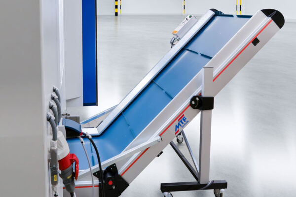 nc-milling-machines-with-conveyor-belt-and-chip-conveyor-for-milling-waste