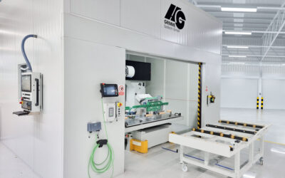 Geöffnete CNC-Portalfräsmaschine mit Shuttleachse und vorgelagerter Beladestation