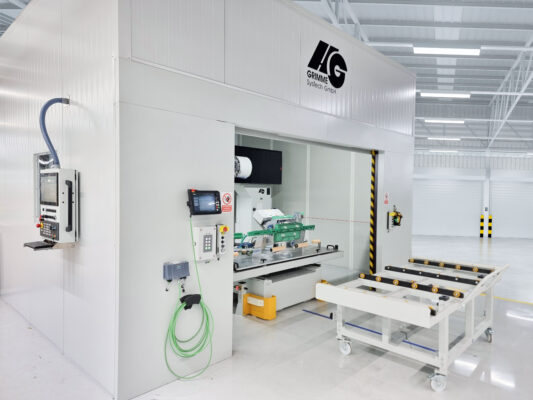 Geöffnete CNC-Portalfräsmaschine mit Shuttleachse und vorgelagerter Beladestation