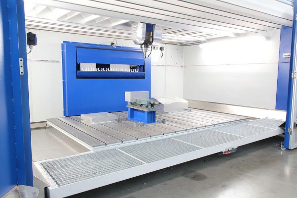 5-Achs CNC Maschine aus Deutschland mit Aluminium Block und Werkzeugwechsler