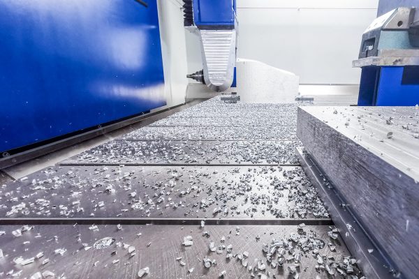 Schwerlasttisch und Spindel im Gabelkopf einer CNC Maschine für die Bearbeitung von Alu