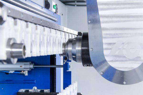 Werkzeugwechsel am Klappenmagazin, der 5-achs CNC Modellbaufräsanlage G-S-F/MK, Frässpindel im Gabelkopf, Stabilität beim Fräsen