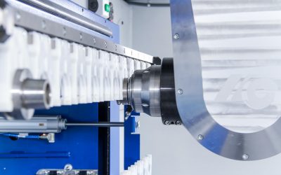 Werkzeugwechsel am Klappenmagazin, der 5-achs CNC Modellbaufräsanlage G-S-F/MK, Frässpindel im Gabelkopf, Stabilität beim Fräsen