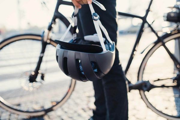 Fahrradhelm mit kleiner CNC Fräsmaschine effizient fräsen