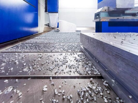 Heavy-duty table and spindle in the headstock of a CNC machine for aluminum machining