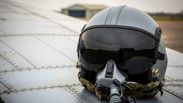 Moderner Pilotenhelm auf Flugzeugflügel – Präzision und Sicherheit in der Luftfahrttechnik - CNC-Lösungen für Defence-Anwendungen.