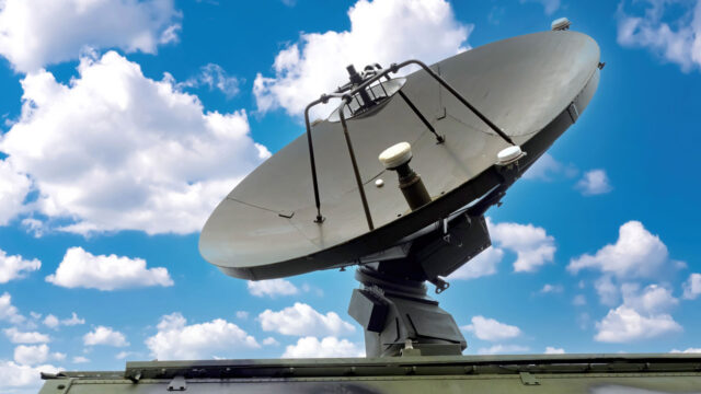 Military radar antenna – CNC-manufactured precision components for communication and satellite systems in the defence sector.