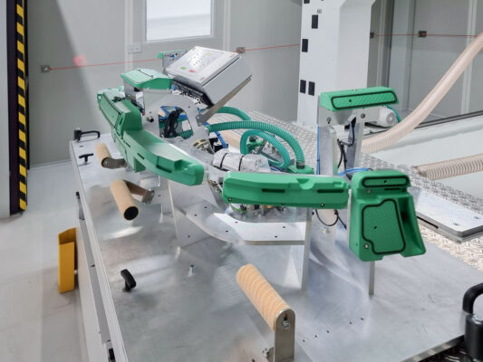 Detailansicht einer Spannvorrichtung auf dem Arbeitstisch einer CNC-Portalfräsmaschine